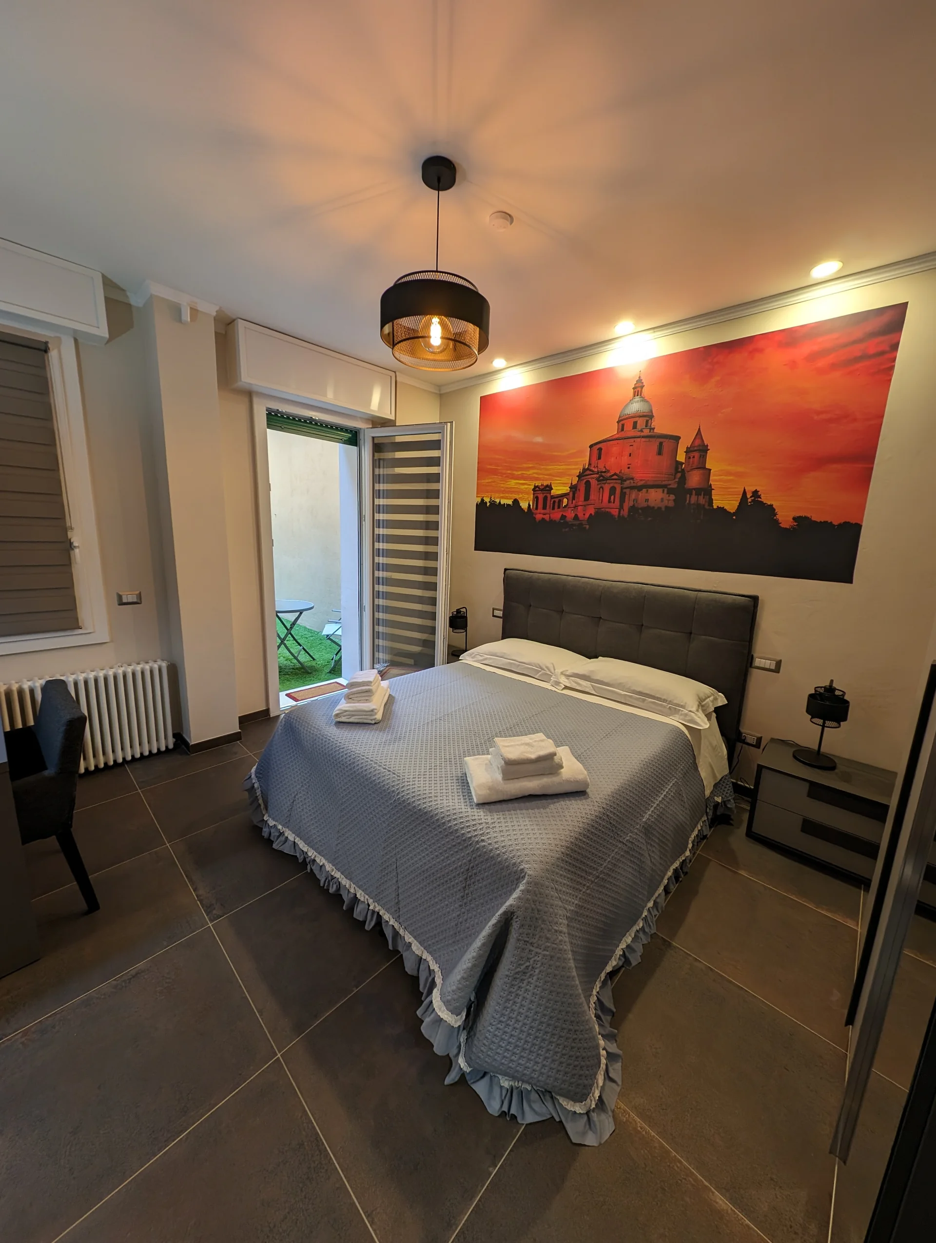 Camera Matrimoniale Deluxe con Terrazzo di Benedict Rooms Bologna, 25 m² con letto matrimoniale extra large e terrazzo privato