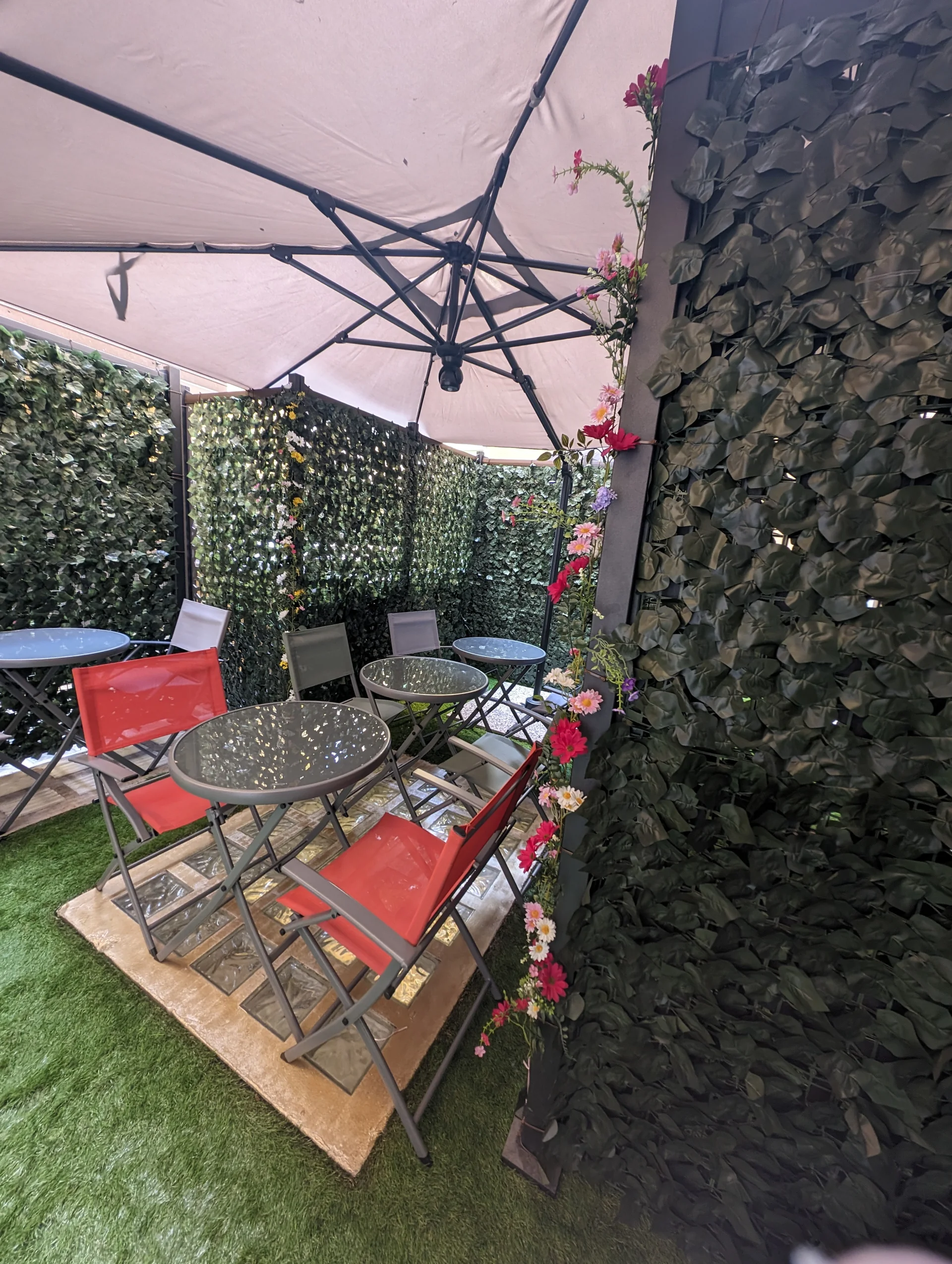 Tavolini nella terrazza comune di Benedict Rooms
